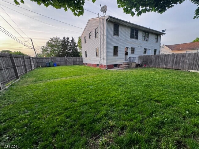 Building Photo - 30 Martin St