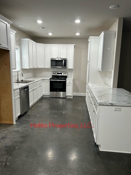 Building Photo - 14 Hidden Oak Dr