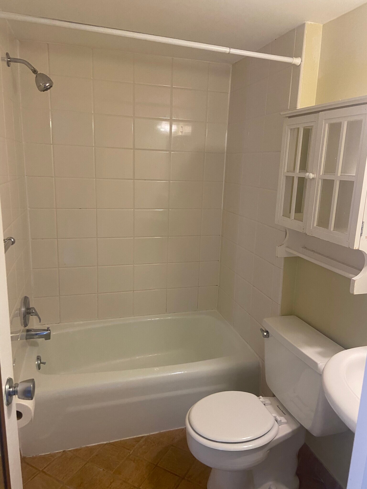 Bathroom Tub/Shower - 7621 Carteret Rd
