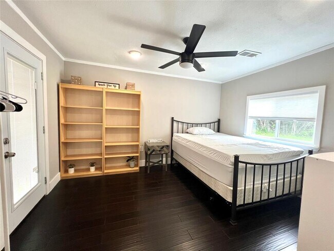 Building Photo - 3500 Del Robles Dr