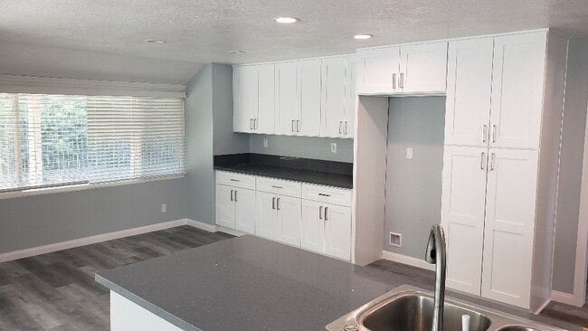 Building Photo - 15692 Live Oak Rd