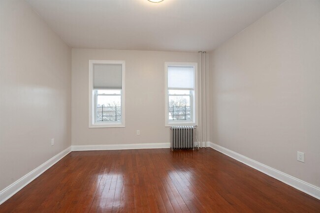 Building Photo - 565 Bergen Ave