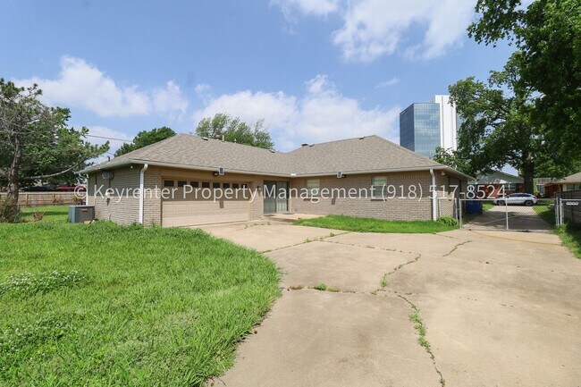 Building Photo - LARGE | 3 Bed | 2 Bath | Midtown Tulsa
