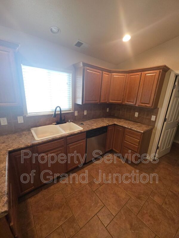 Building Photo - 3018 Oakwood Dr