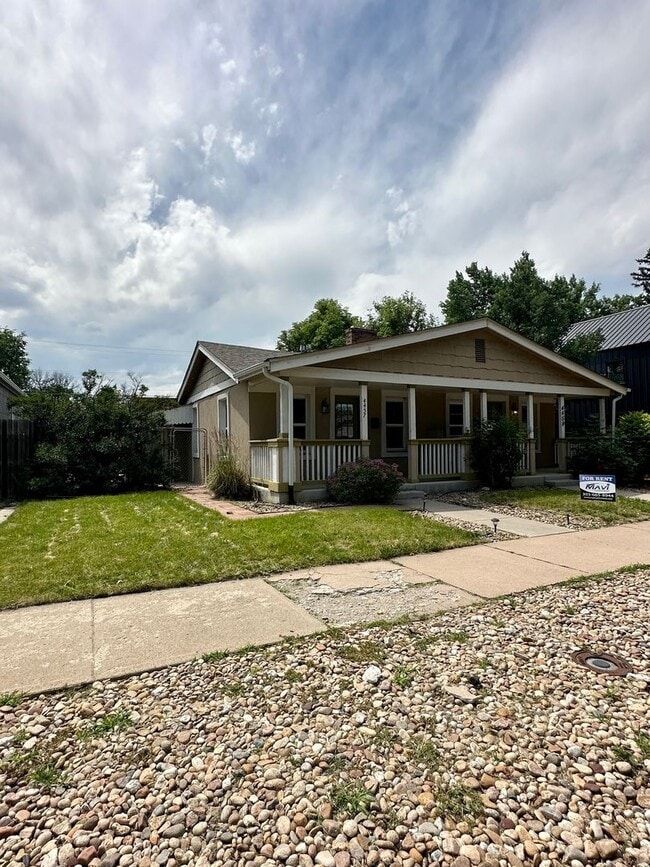 Building Photo - 2 Bedroom 1 Bath Duplex Available Mid Augu...
