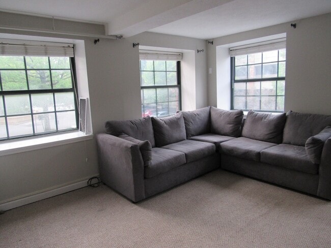 Building Photo - 200 Market St