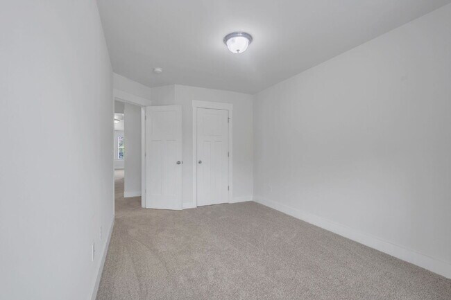 Building Photo - Stylish 3BR/2.5BA END-UNIT Townhome with Garage in Camelot Townes! $1,650/mo rent