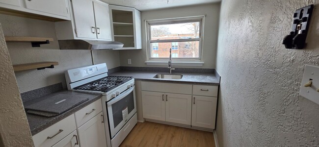 Building Photo - 2 bedroom renovated apartment in Norristown $1,800/mo