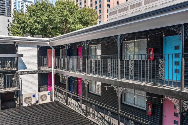 Building Photo - 1136 Crescent Ave NE