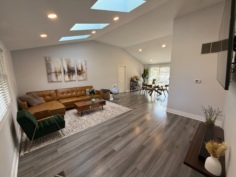 Building Photo - 10231 Hawthorne Dr