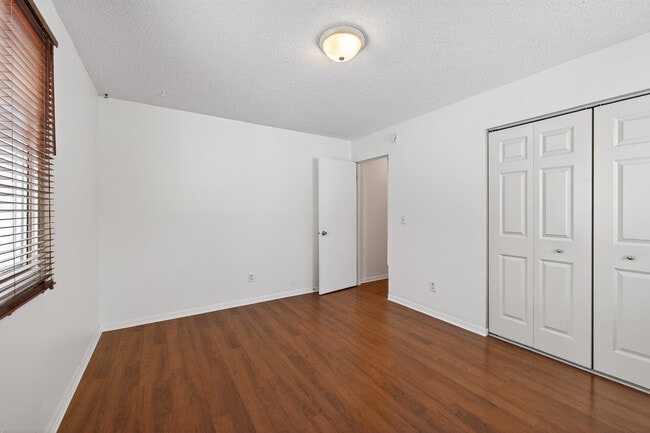 Building Photo - Rosco Apts- 2740