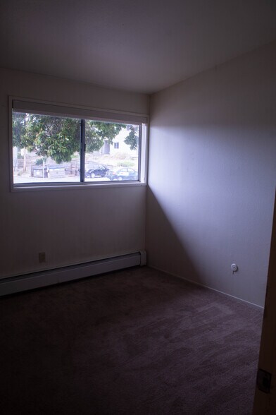 Rm4 Entrance facing window - 1709 Baker Ct