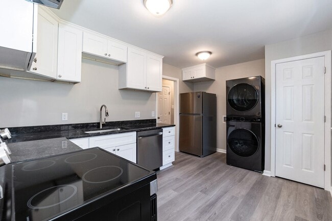 Building Photo - Updated Three Bedroom Home!