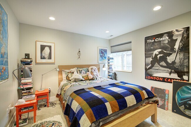 Building Photo - 4Bd/2.5Ba Seattle Home