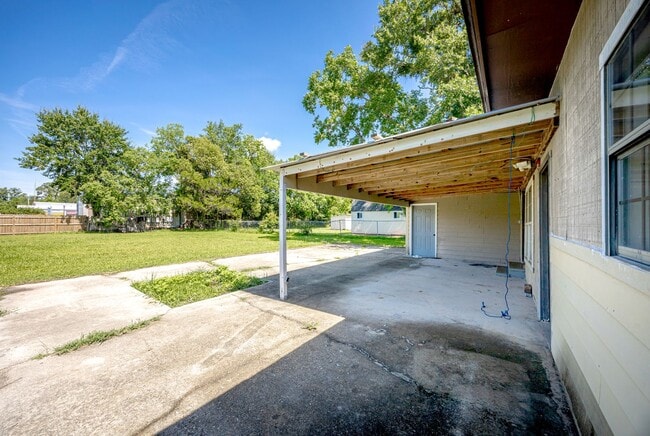 Building Photo - Charming 4-Bedroom, 2-Bath Home in a Prime Location