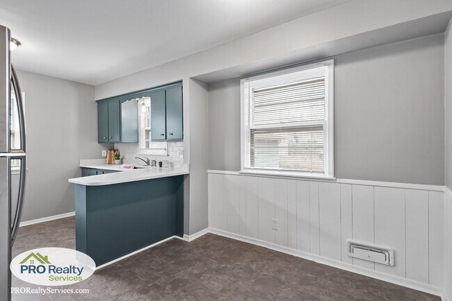 Building Photo - 3 Bedroom House