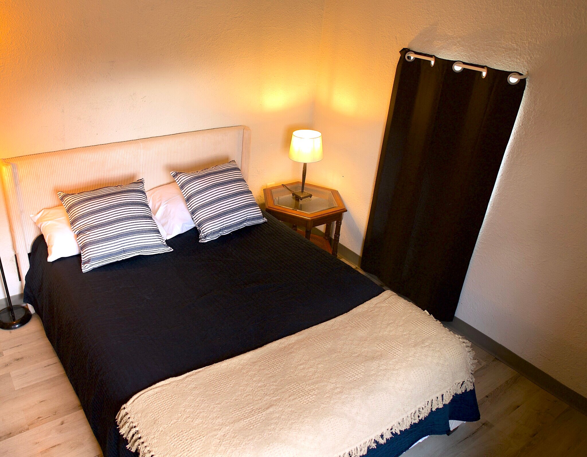 Queen Guest Room | Quiet & Private - 10207 Oak Ave