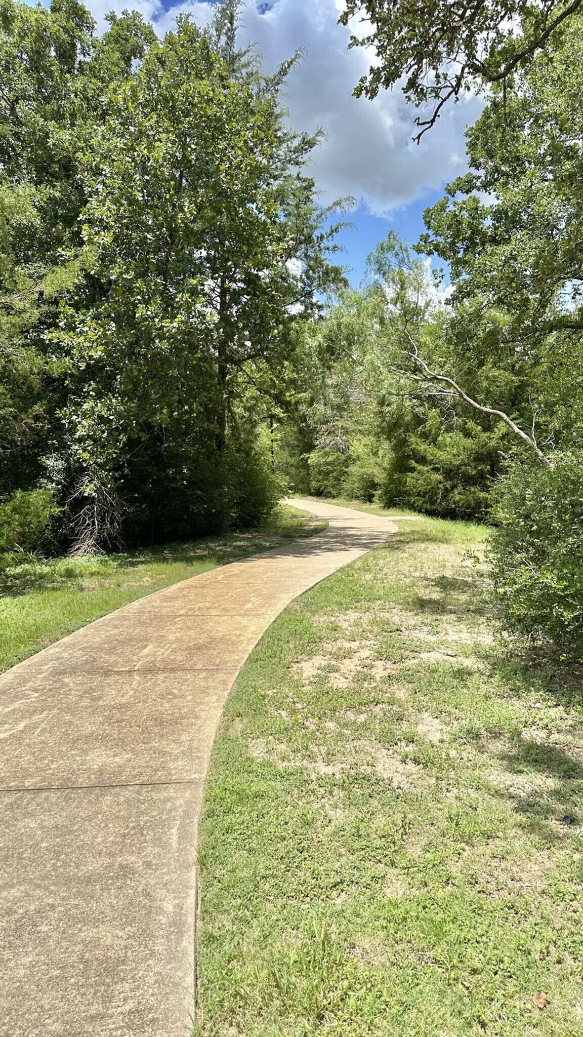 Building Photo - 1416 Cres Ridge Dr