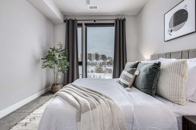 Building Photo - 6618 E Lowry Blvd