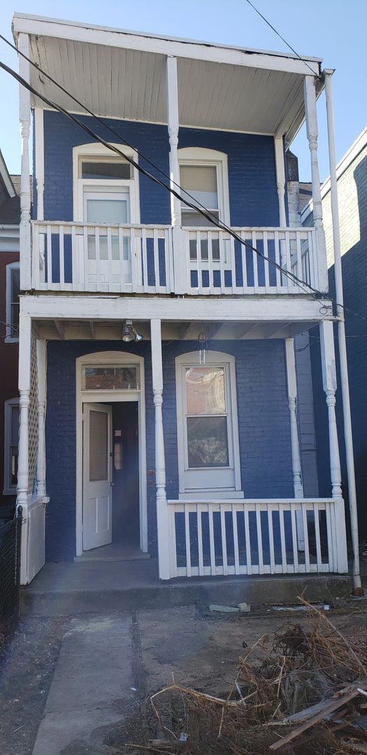 Building Photo - 4 bedroom, 1 bath, half double