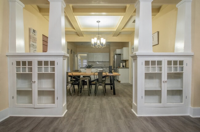 Building Photo - 321 University Ave