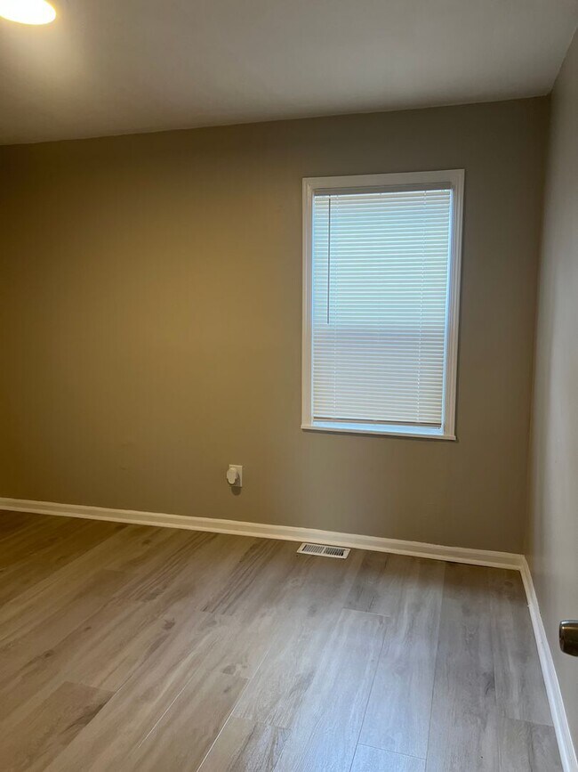 Building Photo - A beautiful newly renovated 3 Bed, 1 full ...