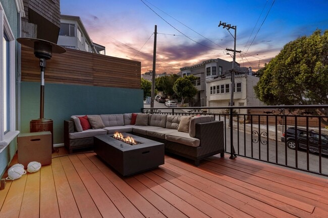 Building Photo - 2 Bed, 2 Bath, 2 Car Parking - Stunning Co...