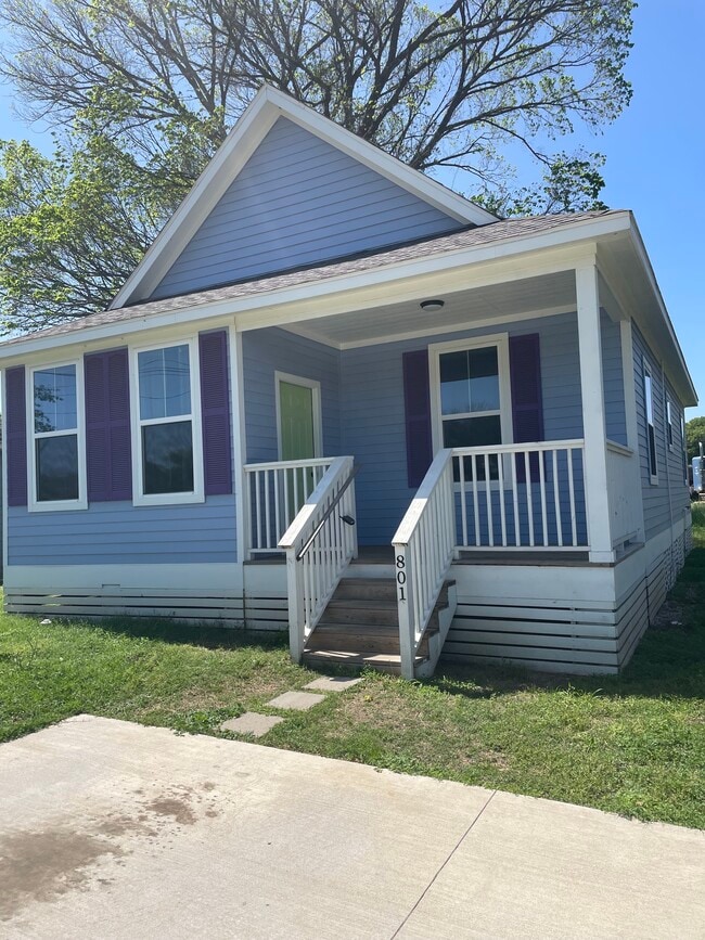 Building Photo - 801 Sabine St