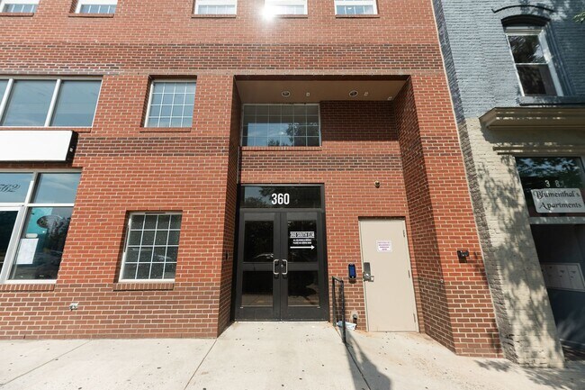 Building Photo - Spacious 2BR Apartment in the Heart of Downtown with Private Garage Parking