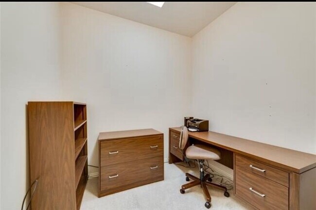 Building Photo - Beautiful 4 Bedrooms, 2.5 baths property i...