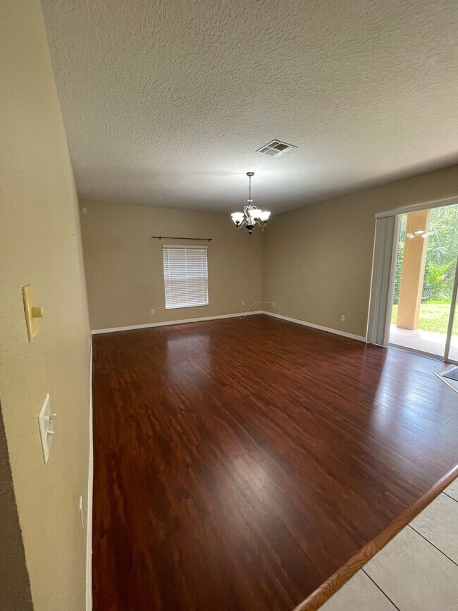 Building Photo - Home For Rent in Gated Stonebrook Neighbor...