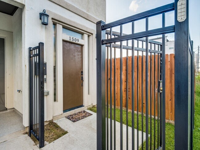 Building Photo - 1509 Holly St