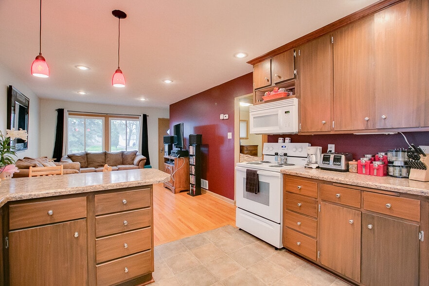 Building Photo - 996 Larpenteur Ave West