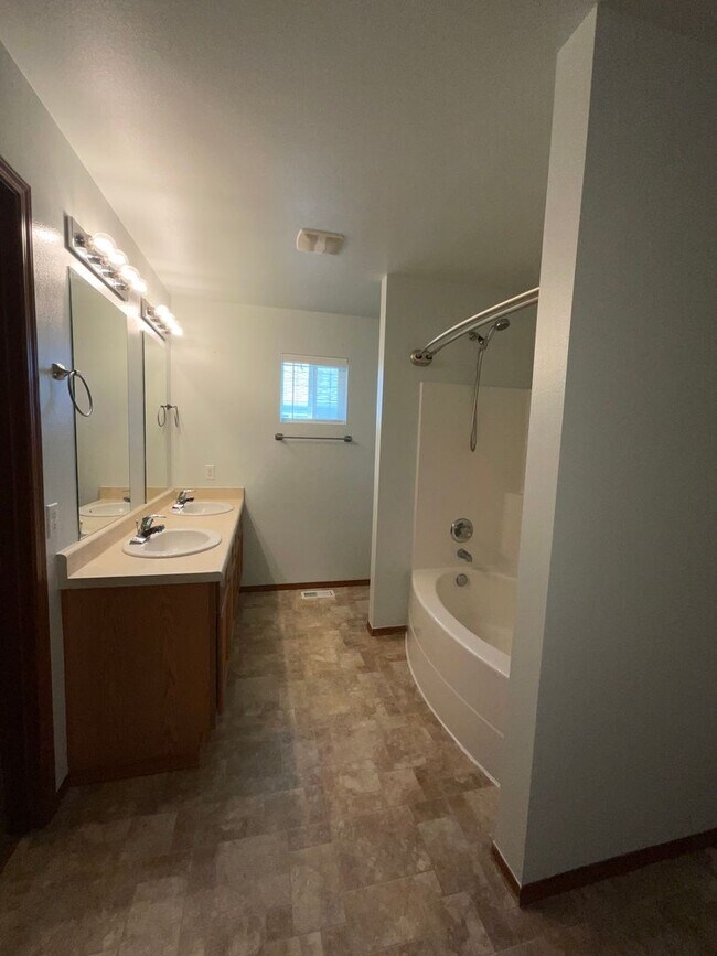 Building Photo - Just in Time for School!!! Beautifully Lan...