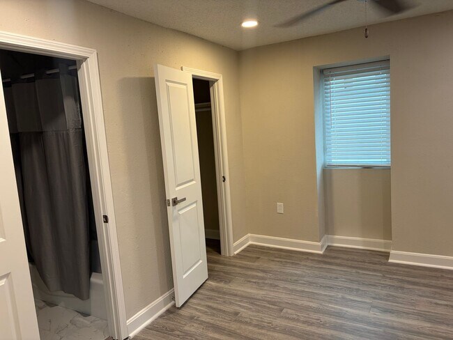 Building Photo - (OTR)4116Delaw