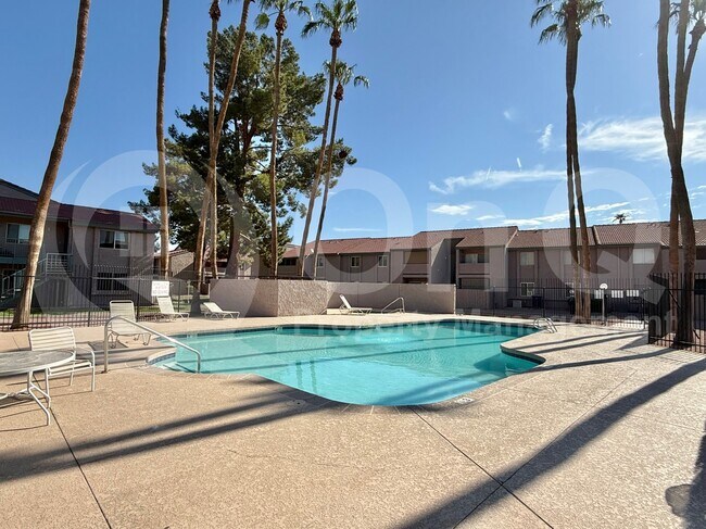 Building Photo - 623 W Guadalupe Rd