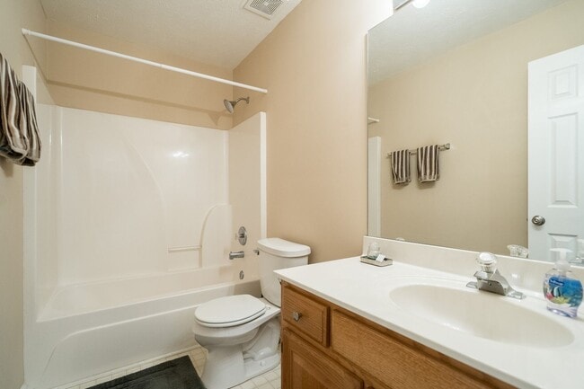 Building Photo - 3 Bedroom 2 Bathroom Home w/ Garage on One Level