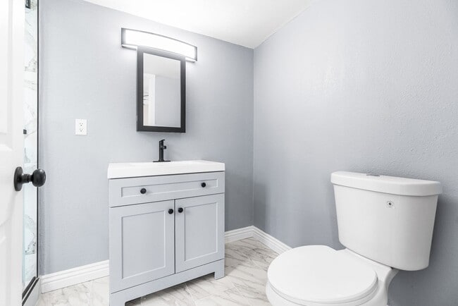 Building Photo - RECENTLY REMODELED, BRIGHT & AIRY 3BR2BA HOUSE ON SPACIOUS CORNER LOT W/ LARGE WRAP AROUND YARD &...