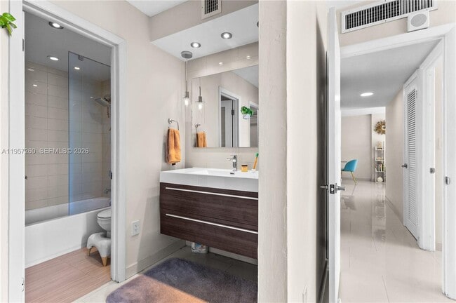 Building Photo - 1345 Lincoln Rd