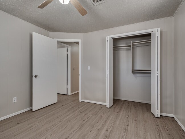 Building Photo - 1525 McGregor Dr