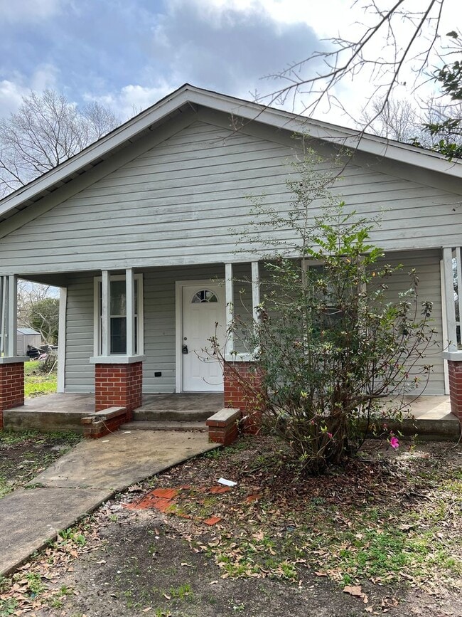 Building Photo - Renovated home in Silsbee!