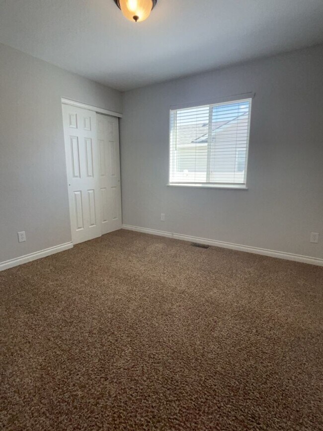 Building Photo - 1537 Foxglove Ave