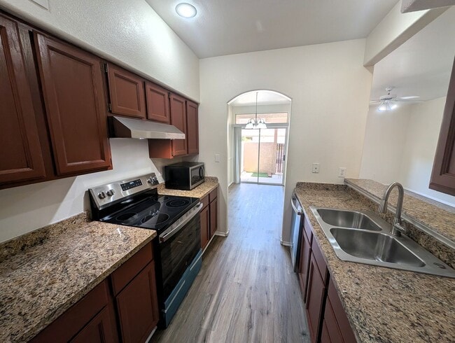 Building Photo - 3 Bedroom Townhome at Townes at Southpark ...