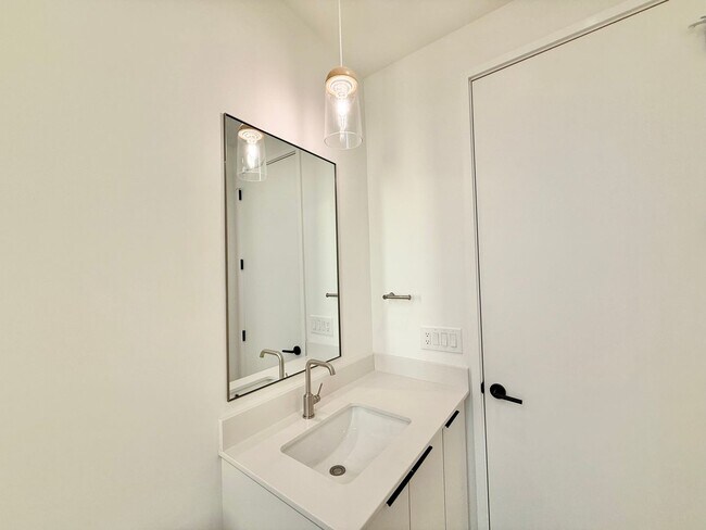 Building Photo - Beautiful 3BD, 3.5BA Downtown Raleigh Townhome with an Additional Bonus Room, Walkable to Premier...