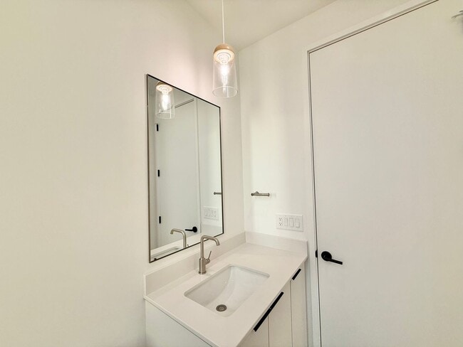 Building Photo - **OFFERING REFUNDABLE APPLICATION FEES** Beautiful 3BD, 3.5BA Downtown Raleigh Townhome with an A...