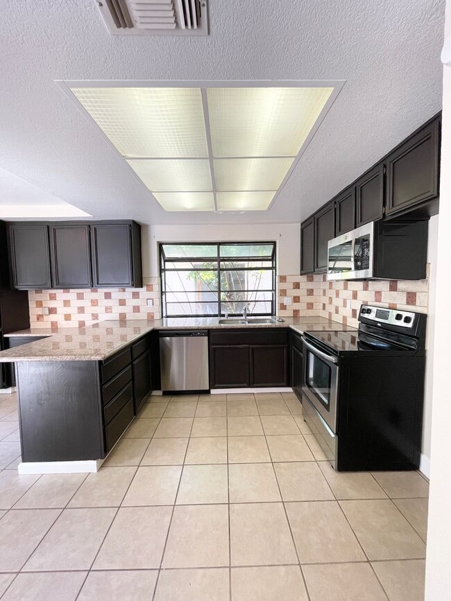 Building Photo - Recently Refreshed 3 bedroom with Central ...