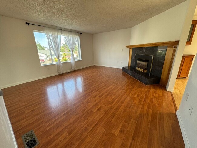 Building Photo - 4Bd/2.25Ba Kent House