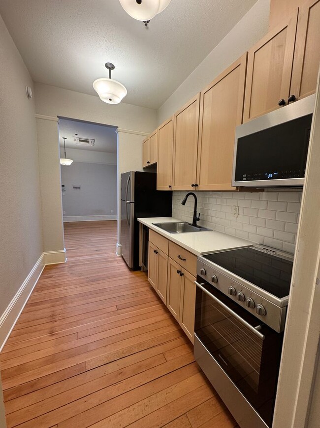 Building Photo - Beautiful 1 bed/1 bath apartment with tons of charm!
