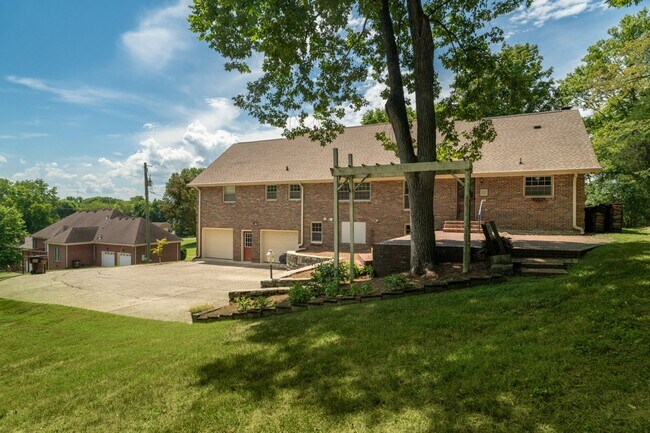 Building Photo - Single Family Home on almost an acre, 4 be...