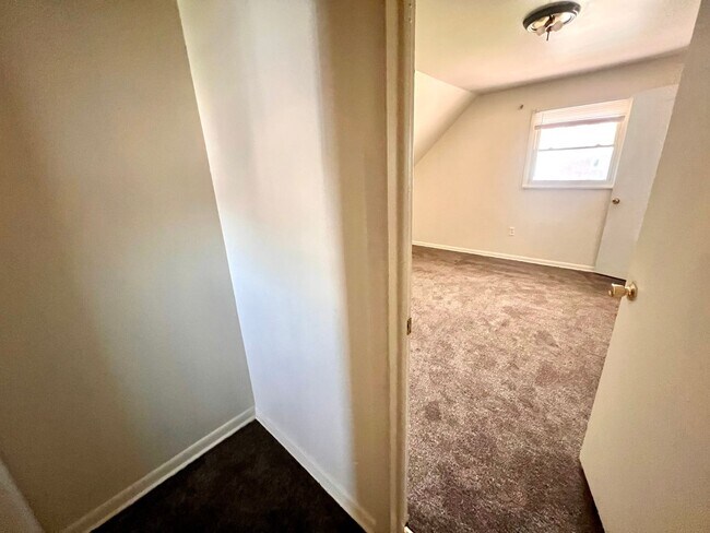 Building Photo - Recently Renovated - 3 bedroom 2 bathroom ...